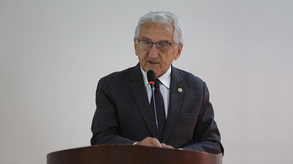 Para dar as boas-vindas, o anfitrião deste evento, o Presidente do Conselho Federal de Medicina Veterinária, Francisco Cavalcanti de Almeida fez a abertura.